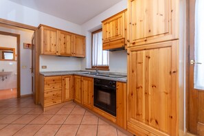 Fridge, oven, coffee/tea maker, cookware/dishes/utensils