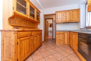 Kühlschrank, Ofen, Wasserkocher mit Kaffee-/Teezubehör