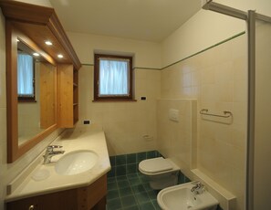 シャワー、ヘアドライヤー、タオル