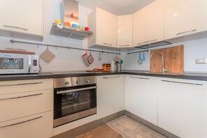 Refrigerador, microondas, horno y lavavajillas 