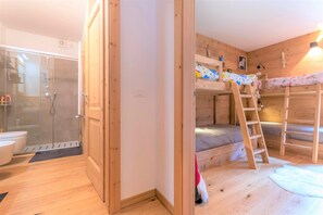 Een douche, een haardroger, handdoeken