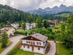 Un quartier résidentiel où les maisons sont entourées de verdure et où l’on aperçoit des montagnes au loin.