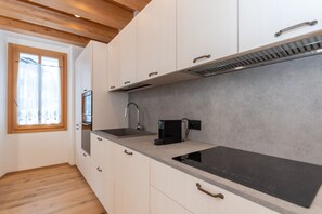 Jääkaappi, mikroaaltouuni, uuni, astianpesukone