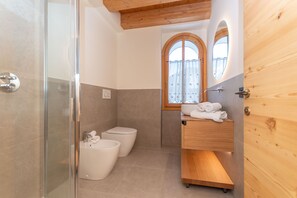 Douche, séchoir à cheveux, serviettes fournies