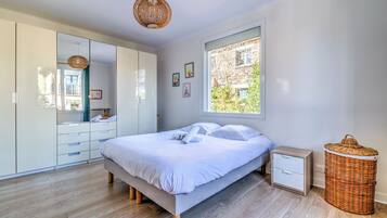 5 habitaciones, tabla de planchar con plancha, wifi y ropa de cama