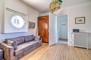 Télévision, lecteur de DVD, chaîne hi-fi