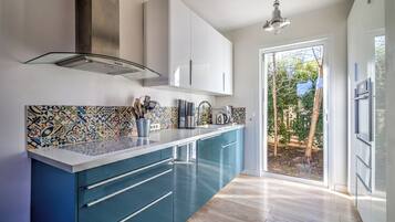 Refrigerador, horno, lavavajillas, cafetera/tetera