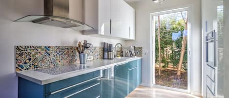 Kühlschrank, Ofen, Geschirrspüler, Wasserkocher mit Kaffee-/Teezubehör