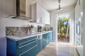 Réfrigérateur, four, lave-vaisselle, cafetière/bouilloire