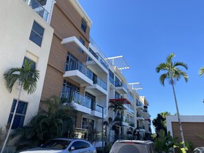 Exterior - Elegant 1BR Apt with Pool (Kingston)