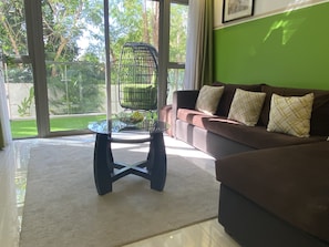 Apartment | Wohnbereich | 50-Zoll-Smart-TV mit Kabelempfang
