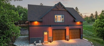 Beautiful Newly Constructed Cottage with Sauna & Views!