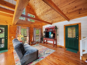 Living area - "Lil Cub" Cabin in Nebo Gated Community (Nebo)