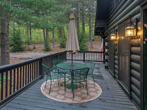 Outdoor dining - "Lil Cub" Cabin in Nebo Gated Community (Nebo)