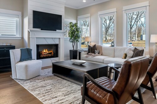 New luxurious home - hot tub, firepit, & trails - Walk or ride to downtown!