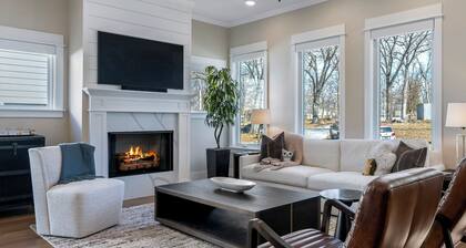 New luxurious home - hot tub, firepit, & trails - Walk or ride to downtown!