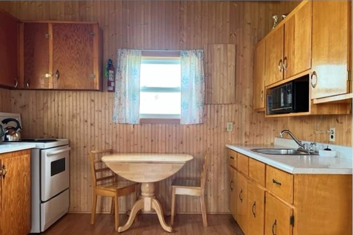 Comfort Cottage | Private kitchen | Full-sized fridge, microwave, oven, stovetop
