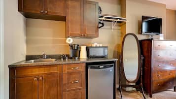 Classic Room | Private kitchenette | Coffee/tea maker