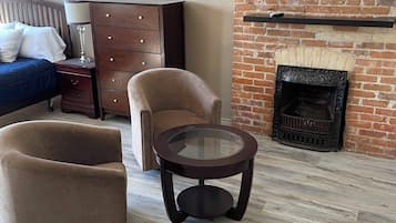 Habitación superior | Área de sala de estar | Televisión LCD de 28 pulgadas con canales digitales y Netflix