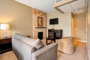 Deluxe Room | Living area | 28-inch LCD TV with digital channels, Netflix, streaming services - The Avonlea Inn (Stratford)