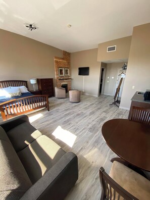 Superior Room | Free WiFi - The Avonlea Inn (Stratford)