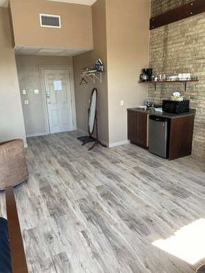 Superior Room | Free WiFi - The Avonlea Inn (Stratford)