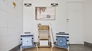 A room with two chairs, a small table, and a picture on the wall. - Cute & Compact, pet friendly apartment easy access to Alex or Mooloolaba beaches (Alexandra Headland)