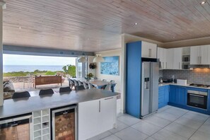 Wasserkocher mit Kaffee-/Teezubehör, Kühlschrank, Mikrowelle, Ofen