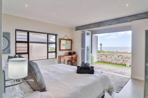 4 bedrooms, desk, iron/ironing board, WiFi (free)