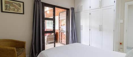 4 bedrooms, desk, iron/ironing board, free WiFi