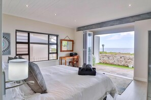 4 bedrooms, desk, iron/ironing board, free WiFi