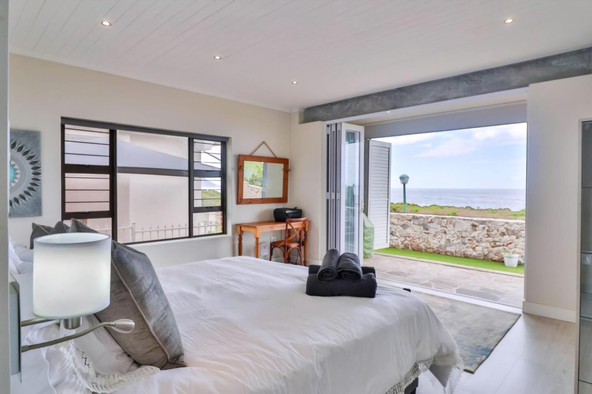 4 bedrooms, desk, iron/ironing board, free WiFi