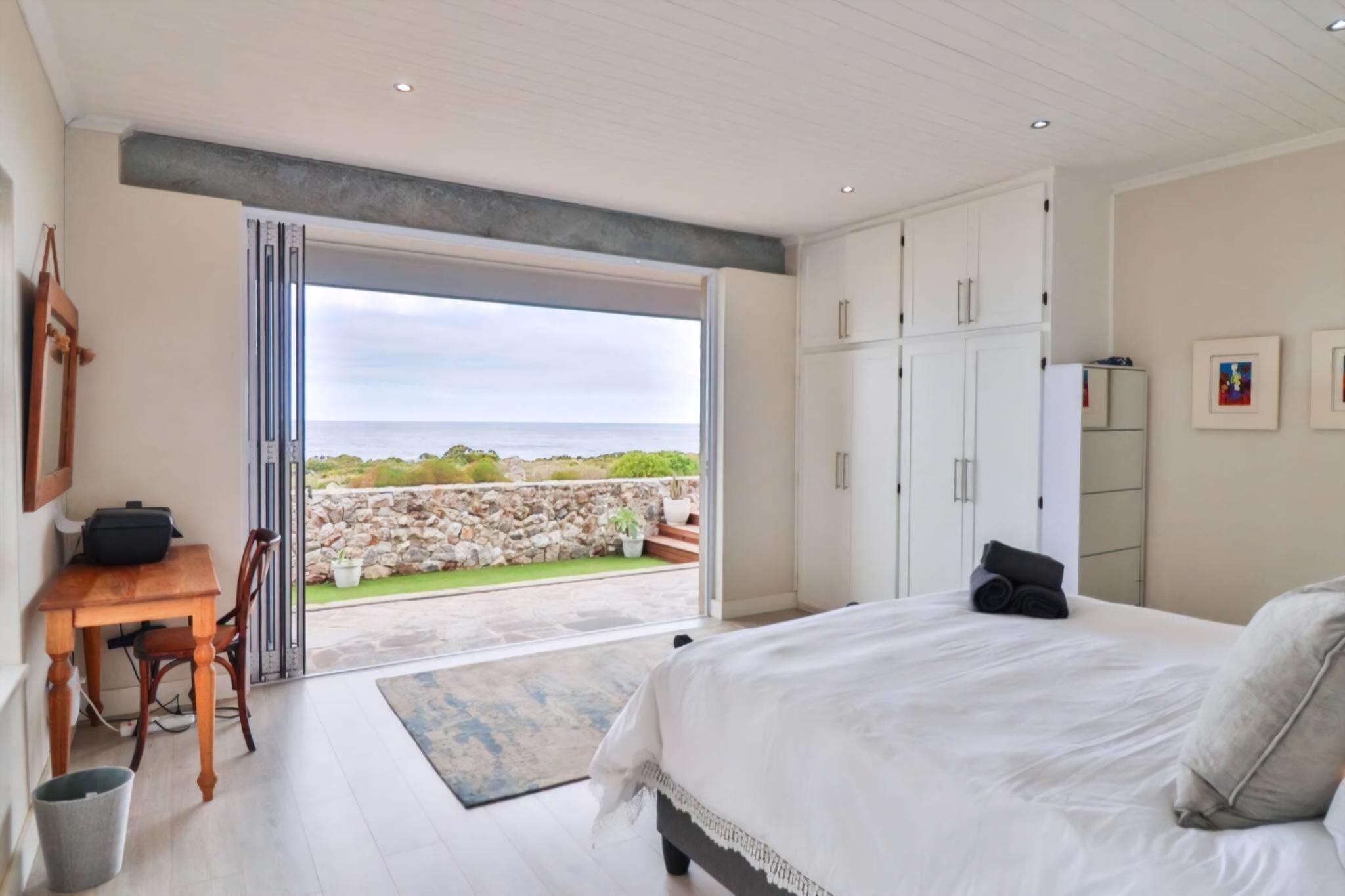 4 bedrooms, desk, iron/ironing board, free WiFi