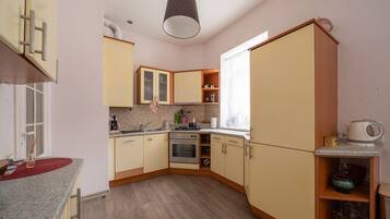 Fridge, oven, stovetop, dishwasher