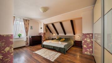 4 bedrooms, iron/ironing board, WiFi, bed sheets