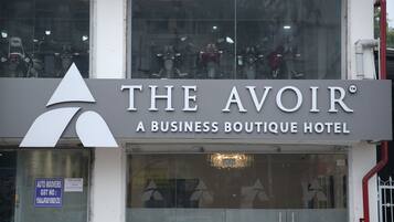 Letrero de un hotel boutique para negocios, con logotipo y nombre.