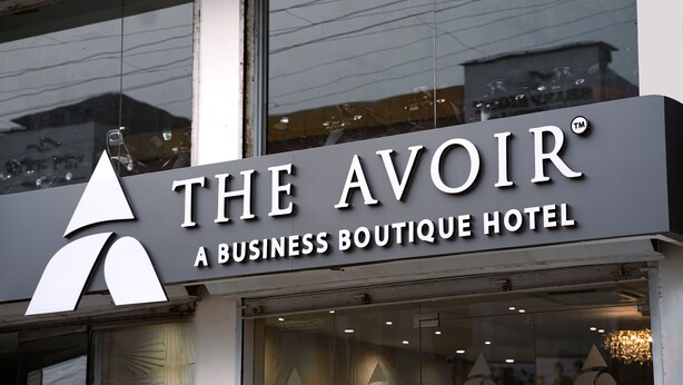 Ein Schild mit der Aufschrift "The Avoir Business Boutique Hotel", modern gestaltet und mit großer Schrift.