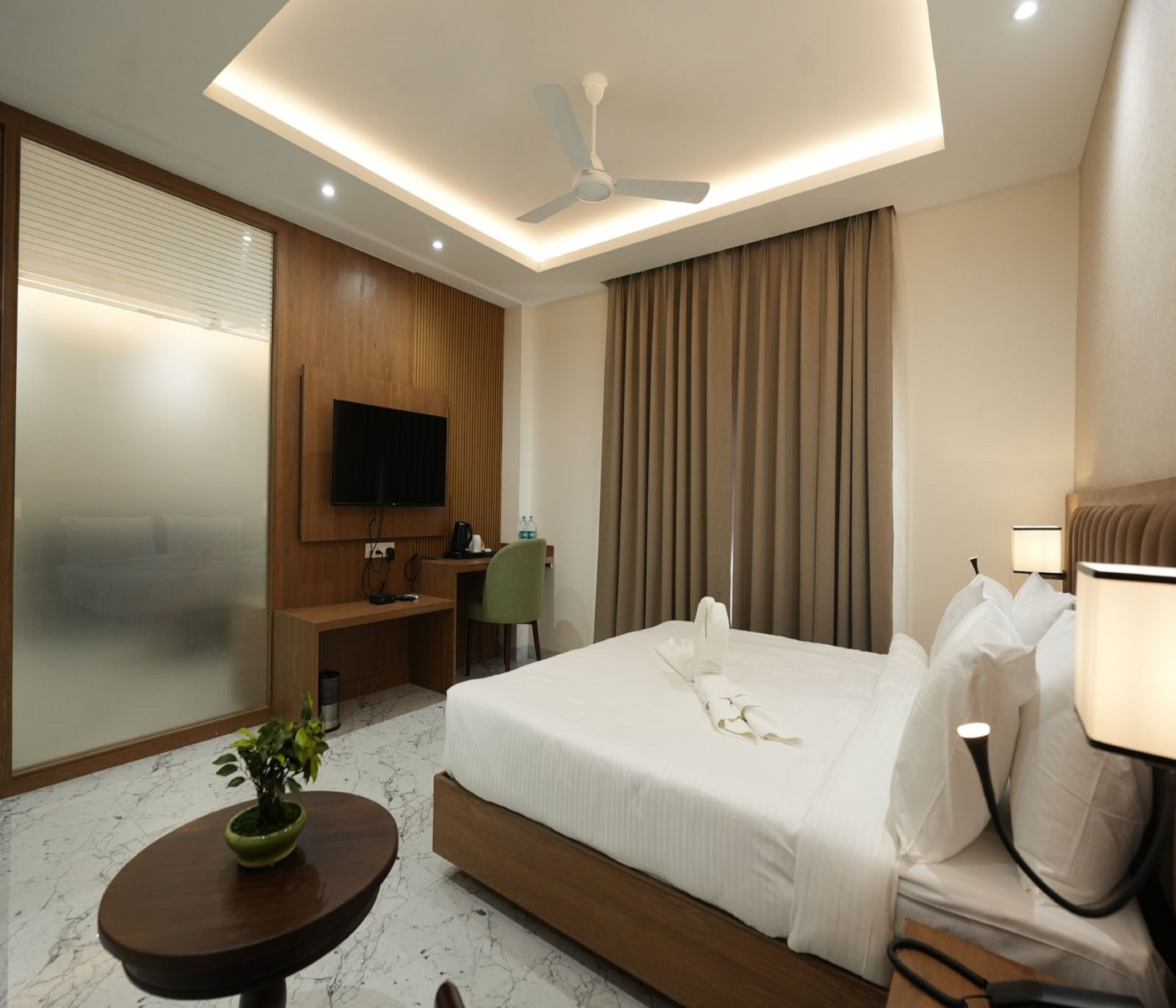 Executive Suite | In-room safe, individually furnished, soundproofing, iron/ironing board