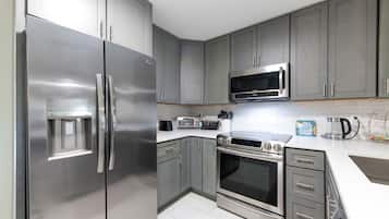 Frigorífico, microondas, horno y placa de cocina