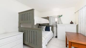 3 bedrooms, desk, iron/ironing board, free WiFi