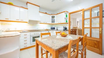 KĂŒhlschrank, Mikrowelle, Ofen, Herdplatte