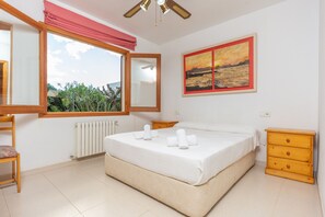 3 chambres, fer et planche à repasser, Wi-Fi gratuit, draps fournis