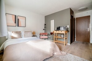 Een strijkplank/strijkijzer, wifi, beddengoed