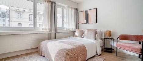 Planxa i posts de planxar, wifi i roba de llit