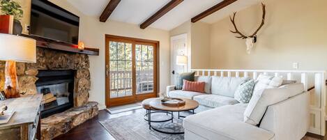 Smart-TV, Kamin, Bücher