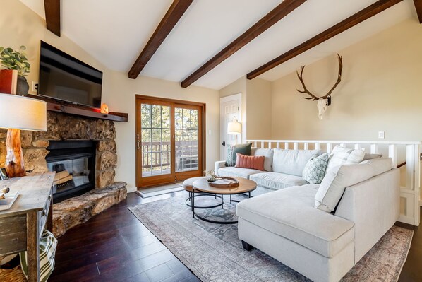 Una Smart TV, una chimenea, libros