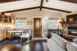 Una Smart TV, una chimenea, libros