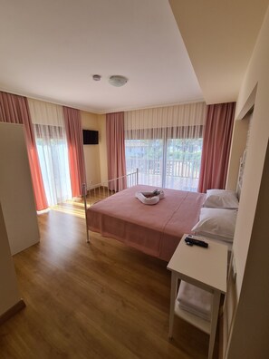 3 bedrooms, iron/ironing board, bed sheets - Sea and lake, sun and sand, history and geography we offer you with family warm. (Köycegiz)