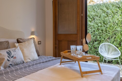 Sardinia Re - Fioretta Home Garden Side