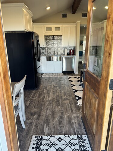 Enjoy quiet country skies.  Modern guest house in Crawford 20 mins to Waco.  